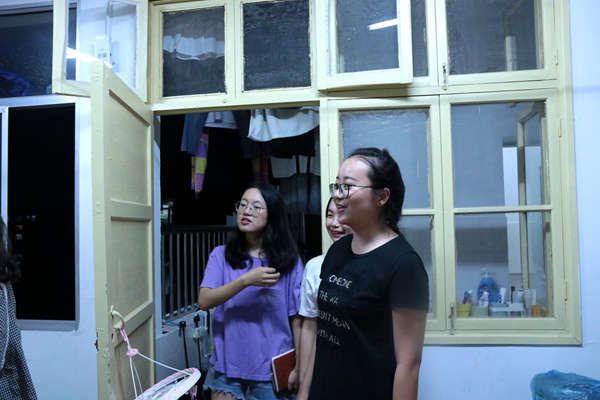  新学期我院领导老师下寝送关怀